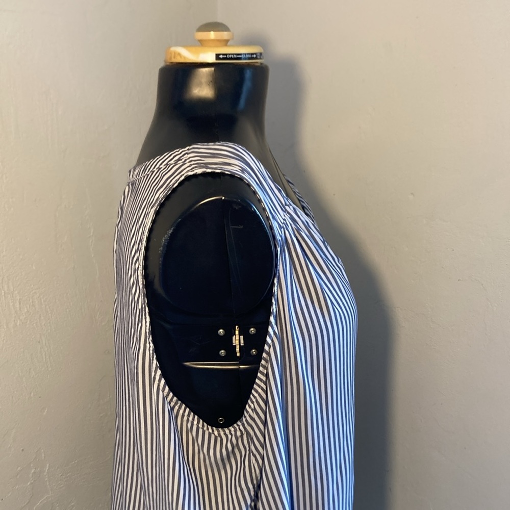 Old Navy Striped Sleeveless V-neck Top - Picture 11 of 16